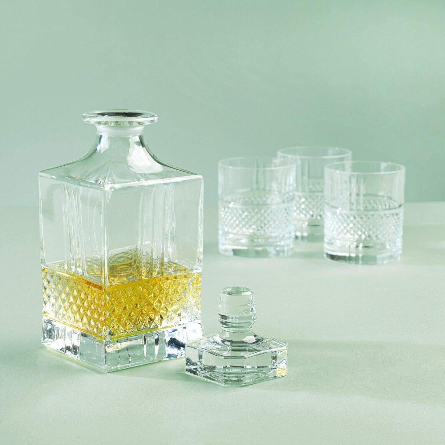 elegant-square-glass-whiskey-decanter-liquor-bottle-with-diamond-cut-design-3
